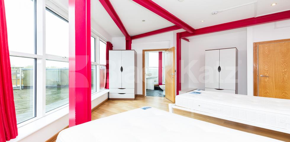 			PENTHOUSE WITH ROOF TERRACE!, 4 Bedroom, 1 bath, 1 reception Flat			 Farringdon Road, CLERKENWELL / HOLBORN